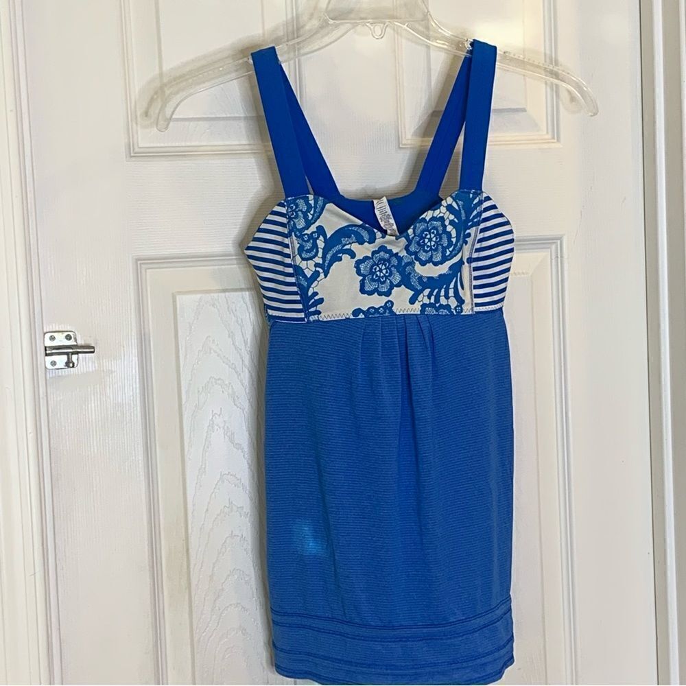 Lululemon back on track size 6 blue and white tank